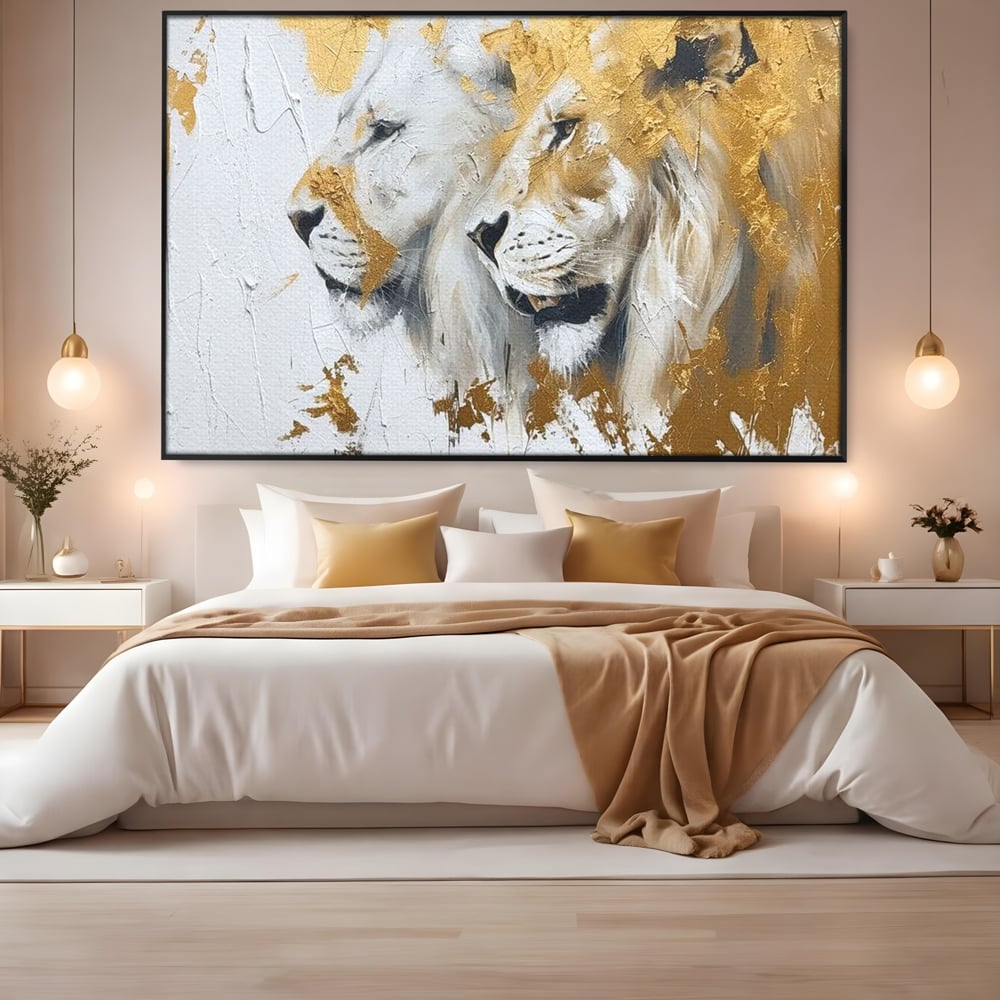 Tablou canvas cu tablou canvas cu doi lei si accente aurii, in rama de aluminiu negru, pe perete intr-un dormitor